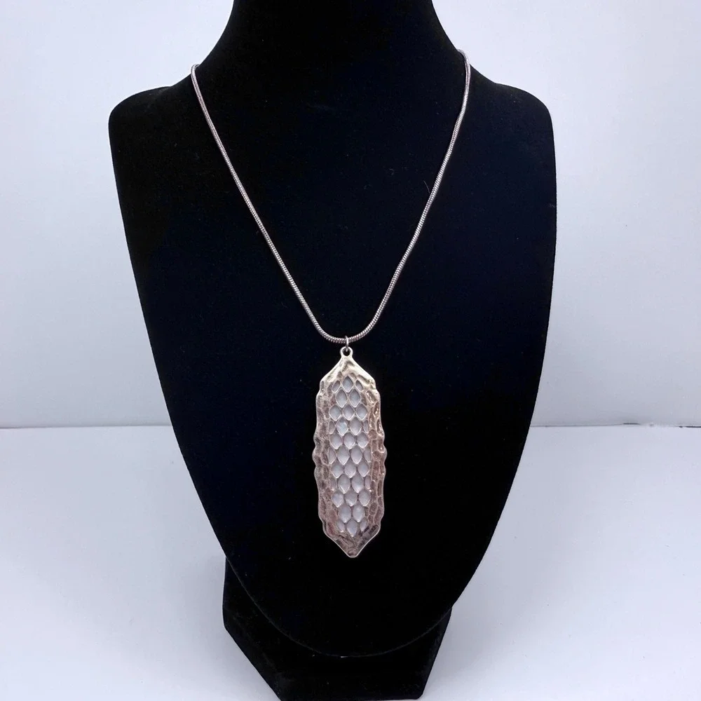 Faux Mother of Pearl Gold Tone Pendant and Necklace Elegant Fashion Jewelry 10in